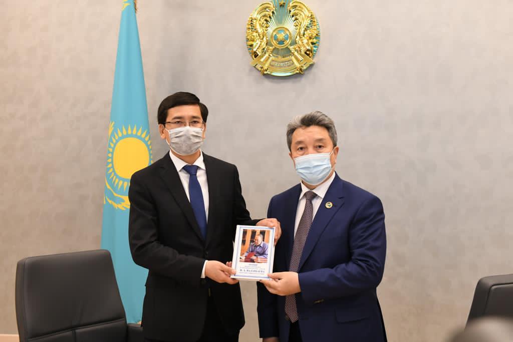 Memorandýmǵa qol qoıdy