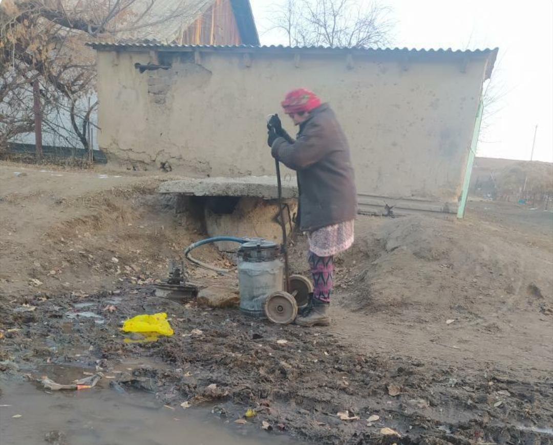 Laıbulaqtyń turǵyndary laı sý iship otyr