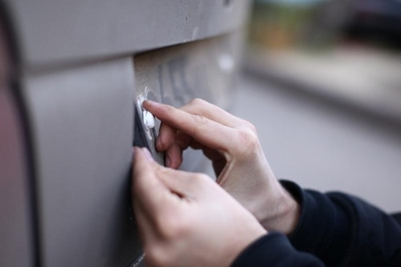 Atyraýlyq júrgizýshi kóligine eki túrli nómir taqqan