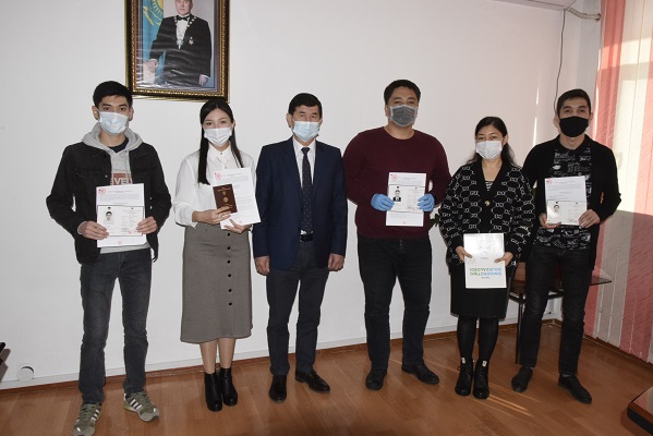 Jetisýlyq stýdentter Polsha ýnıversıtetiniń dıplomyn aldy