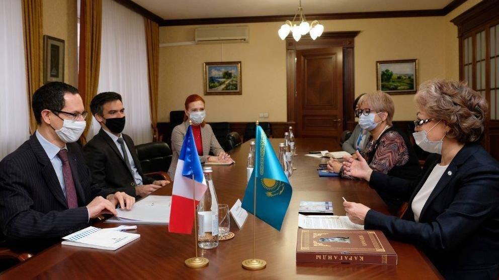 Qaraǵandy ýnıversıtetteri men Fransııa JOO-larynyń yntymaǵy jarasty