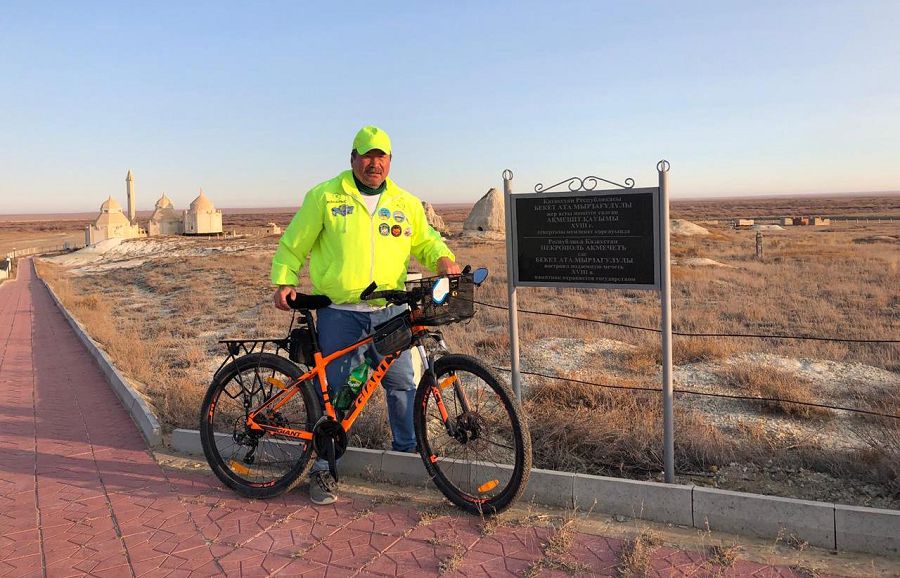 Jalǵyz jortqan jolaýshy qos óńirdegi kıeli mekenderdiń arasyn velosıpedpen júrip ótti