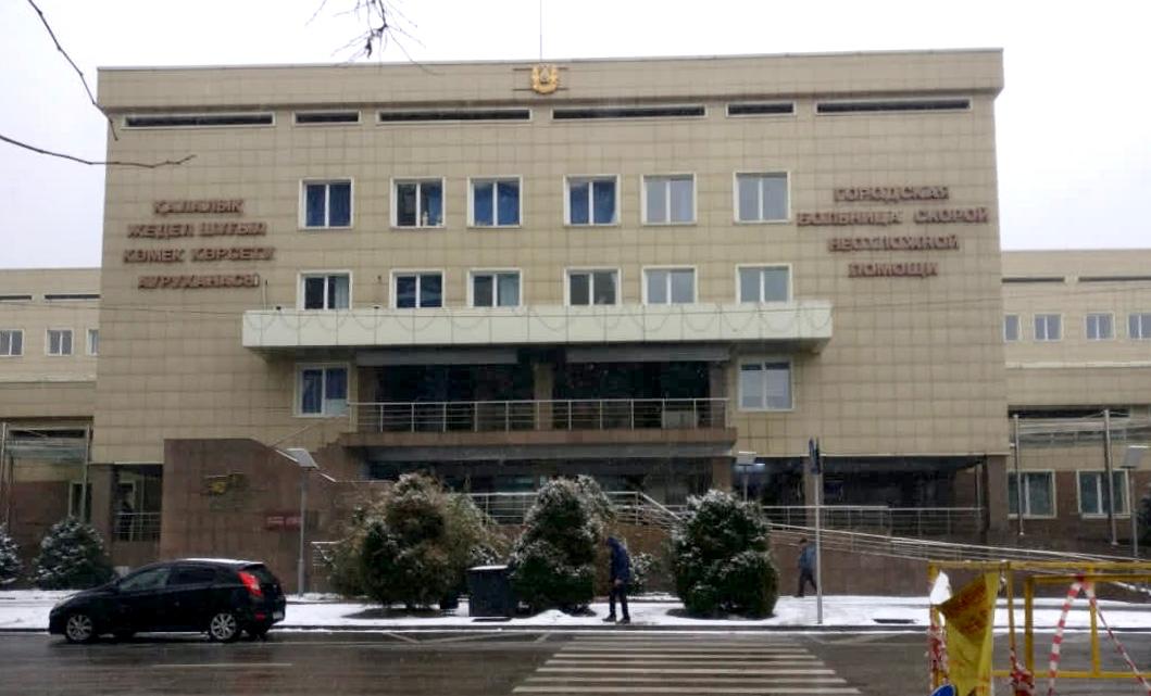 Almaty dárigerleri ókpe-júregi pyshaqtalǵan adamdy aman alyp qaldy