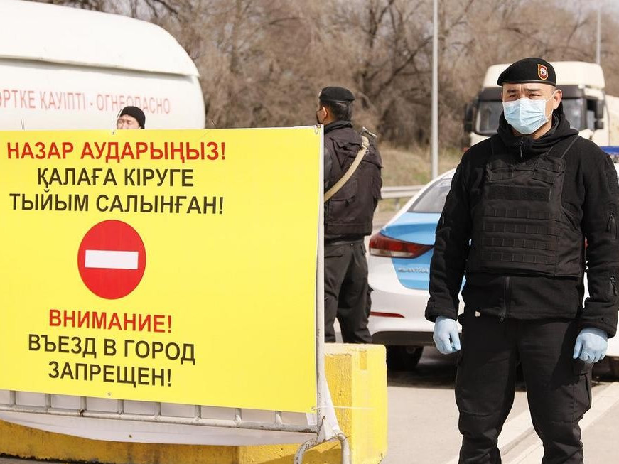 Teńiz kenishinde jumysshylar blok-beketten aınalyp ótýge tyrysqan