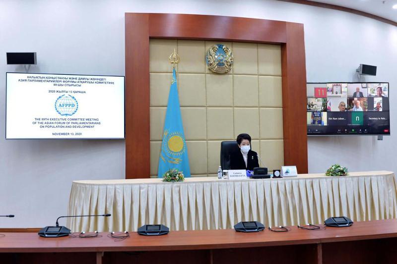 Azııa parlamentshileriniń forýmyna qatysty