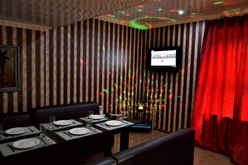 Atyraýda karaoke klýby shekteý sharalaryn segiz ret buzdy