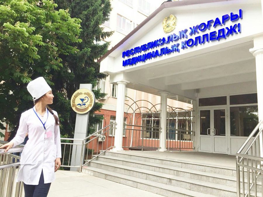 Meıirgerler «áskeri» medısınalyq kolledjderdiń 7,5 myńnan asa túlegimen tolyǵady