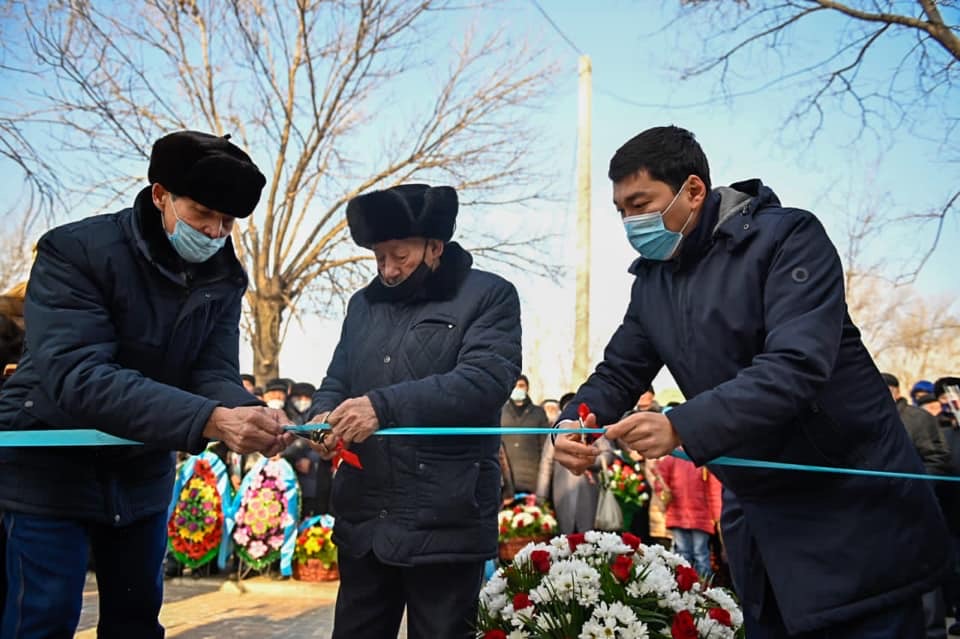 Semeı ıadrolyq synaq polıgonynda qyzmet etken jaýyngerlerge arnalǵan eskertkish ashyldy