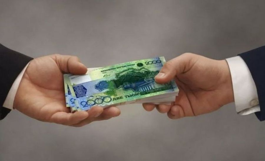 Para alǵan polıseı sottaldy