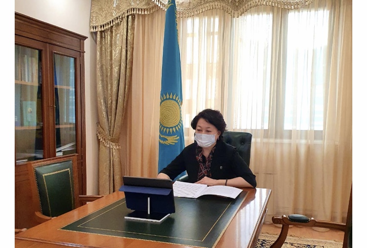 Mınıstr "Uly Dala murasy" atty túrik tilindegi kitaptiń tusaýkeserine qatysty