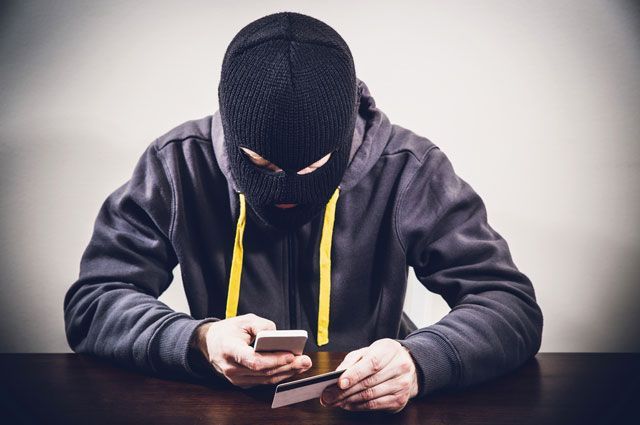 Pavlodarda HQKO qyzmetkerimin dep tanystyratyn alaıaqtar kóbeıgen