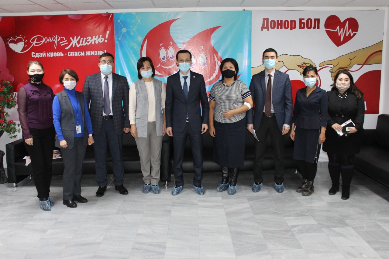 Memlekettik qyzmetshiler qan tapsyrdy