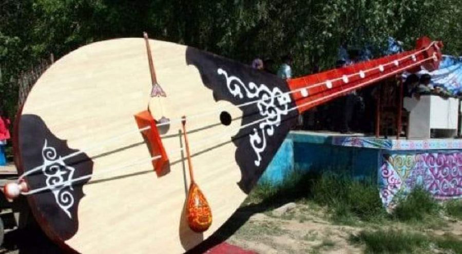 Álemdegi eń úlken dombyra Gınnes rekordtary tizimine nege birden enbeı qaldy?