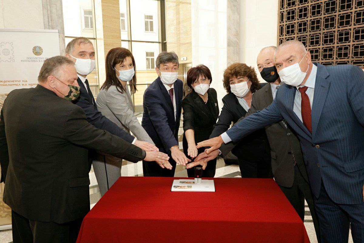 Bolgarııada Abaı men ál-Farabıdiń qurmetine mereıtoılyq poshta markalary shyǵaryldy