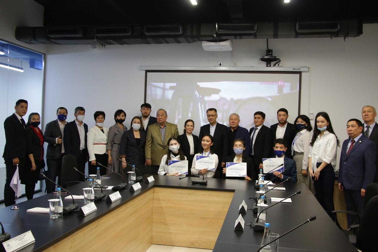 Atyraýda Nurlan Balǵymbaev atyndaǵy stıpendııa berildi