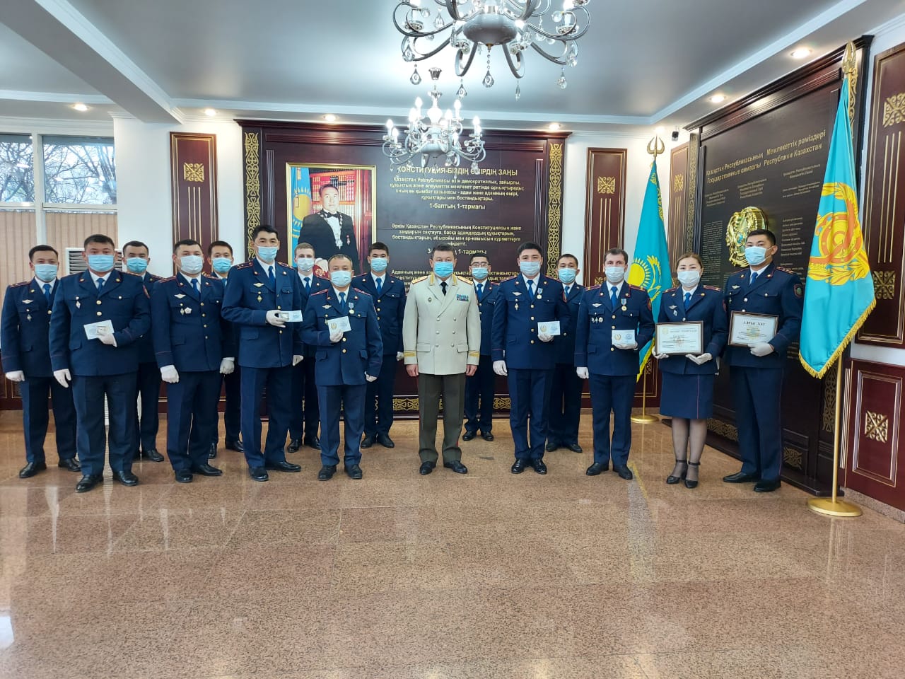 Mańǵystaý polıseıleri Tuńǵysh Prezıdenti kúnine oraı marapattaldy