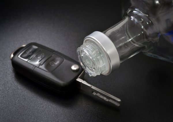 Atyraýda mas kúıde kólik júrgizgen sheteldik ustaldy