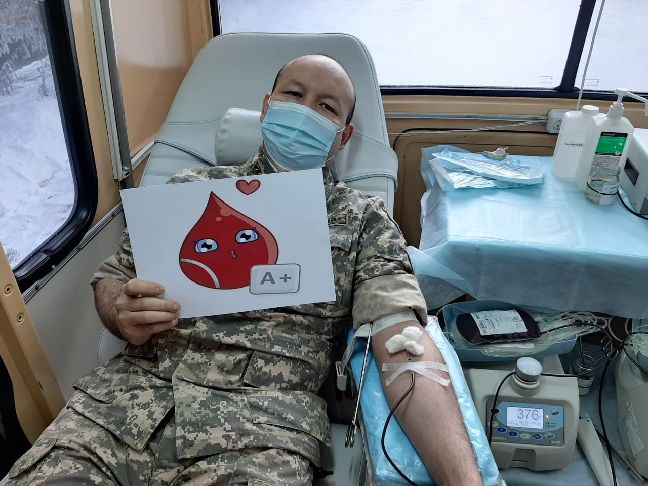 Áskerıler qan tapsyrdy