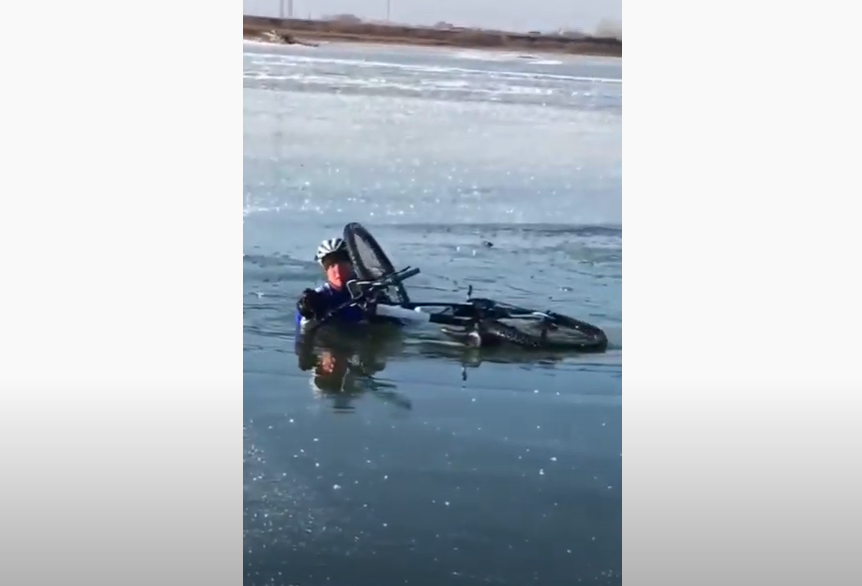 Balyqshylar Jaıyqqa batqan sheteldik velosıpedshini qutqaryp qaldy