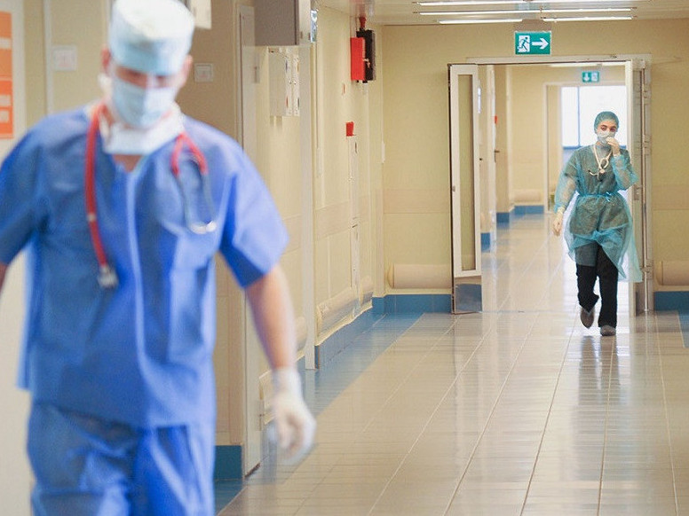 Bir táýlikte 1,5 myńǵa jýyq adam koronavırýstan jazylyp shyqty