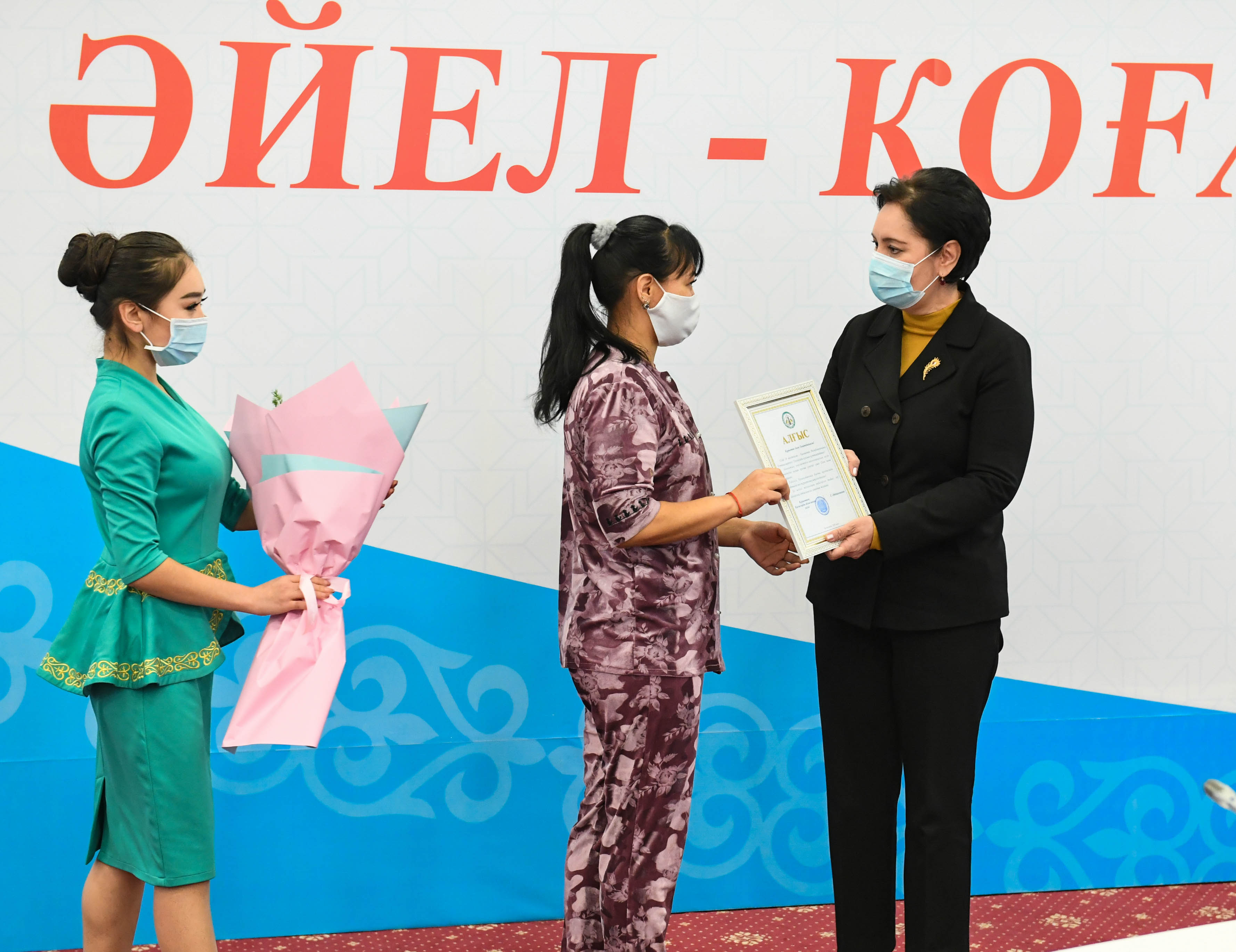 Gúlshara Ábdiqalyqova "Áıel – qoǵam tiregi" atty kezdesýge qatysty