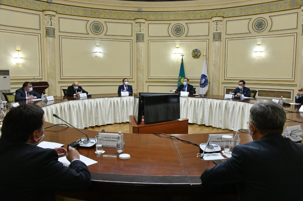 Eraly Toǵjanov Almatydaǵy etnomádenı birlestikterdiń kóshbasshylarymen kezdesti