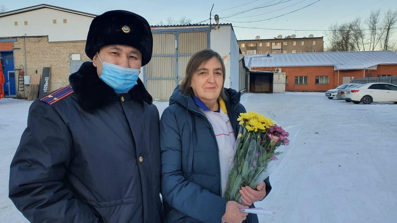 Polıseıler qaza tapqan áriptesteriniń otbasylaryn mereke qarsańynda quttyqtady