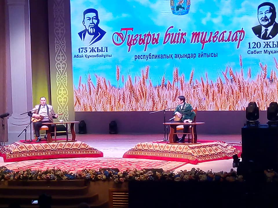 Qyzyljar aspanyn kúrkiretip aıtys ótti