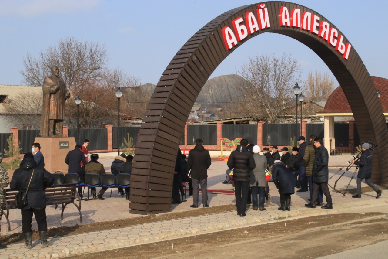 Túrkistan oblysynda Táýelsizdik kúnine oraı Abaı alleıasy ashyldy