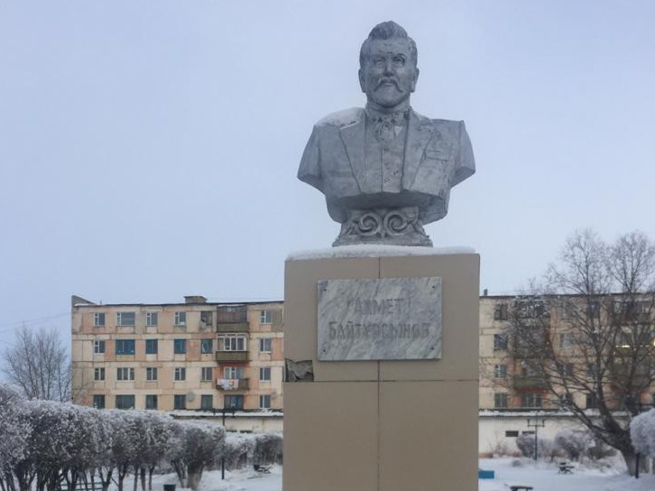 Ahmet Baıtursynulynyń Arqalyqtaǵy eskertkishi júdeý tur