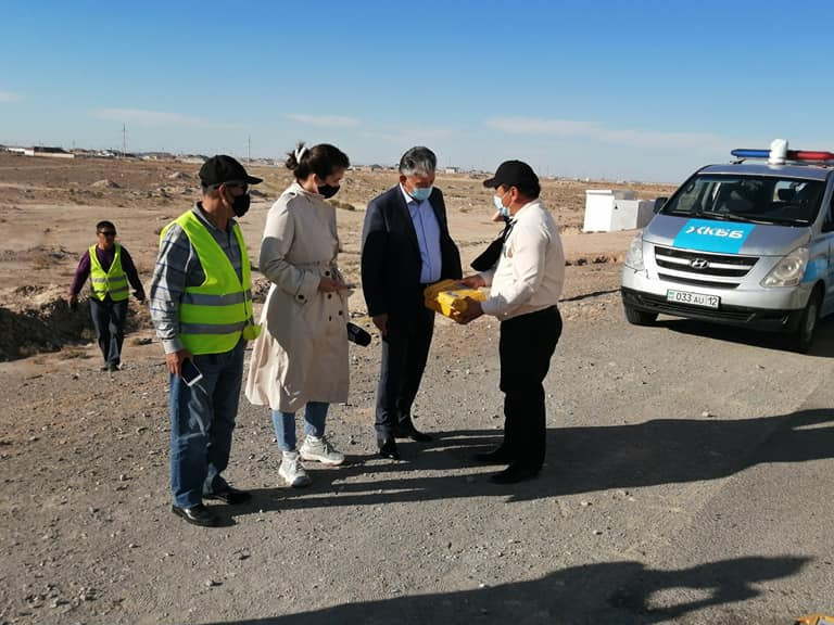 Shekti shamadan artyq júk artqan aýyr kólikter asfalt joldardy búldirýde