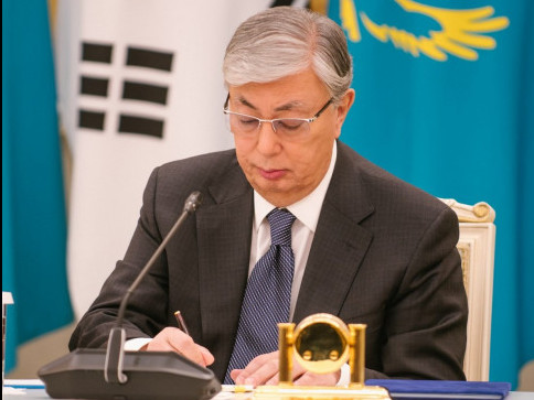 Memleket basshysy bıýdjetke qatysty zańǵa qol qoıdy