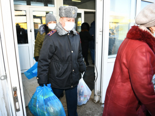 Oralda memlekettik qyzmetshiler muqtaj otbasylarǵa kómektesti
