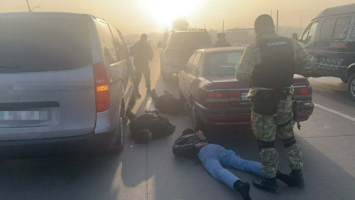 Almatyda qoımadan qomaqty qarjyny alyp ketken kúdiktiler ustaldy