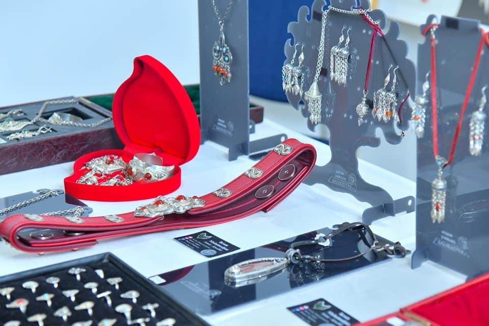 Shymkentte «Ulttyq qolóner – uly qazyna» sheberler kórmesi ótýde