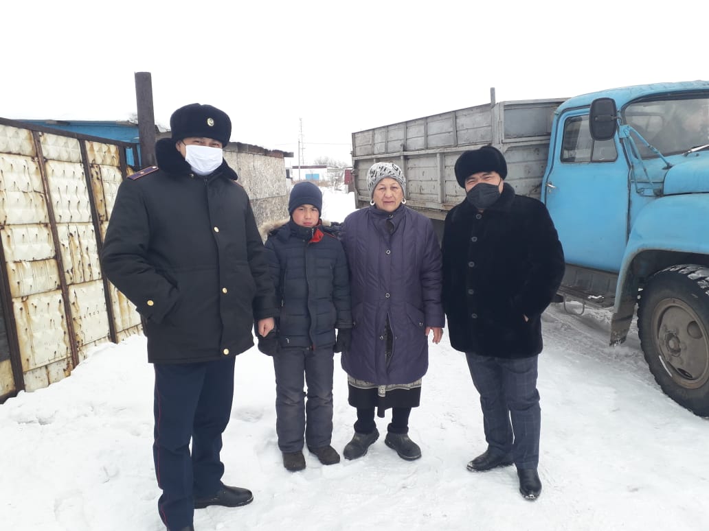 Polıseıler muqtaj ananyń úıine kómir túsirip berdi