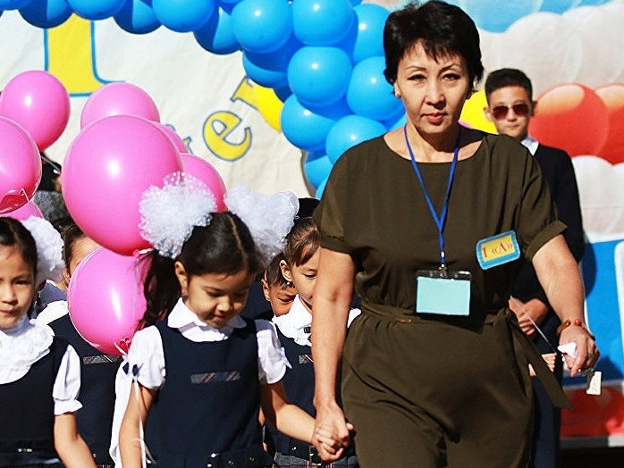 Elorda ákimi muǵalimderdiń baspana máselesi qalaı sheshiletinin aıtty