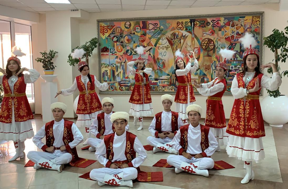 «Samǵanyń» bıshileri shetelde top jardy