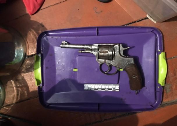 SQO turǵynynyń úıinen nagan tabyldy