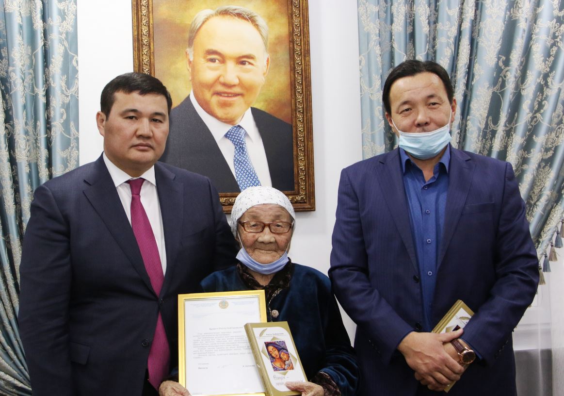 Ákim aqynǵa qoldaý kórsetti