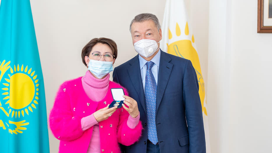 Roza Rymbaevaǵa Shyǵys Qazaqstannyń qurmetti azamaty ataǵy berildi