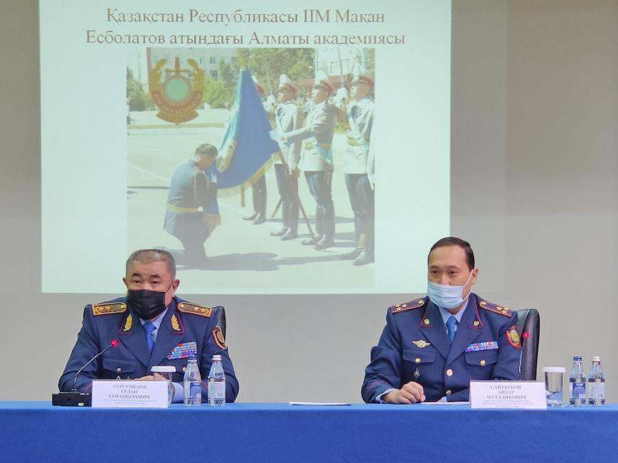 Turǵymbaev IIM Almaty akademııasynyń kýrsanttarymen kezdesti