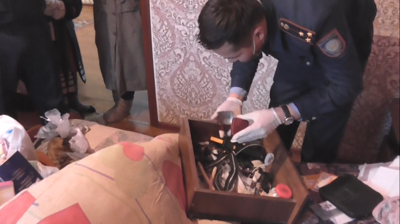 Qyzylordada páterlerge urlyqqa túsken eki kúdikti 6 mıllıonnan astam shyǵyn keltirgen