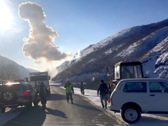 Shyǵys Qazaqstanda jol boıynda jınalǵan qar jasandy jolmen túsirildi