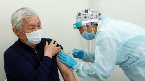 Berdibek Saparbaev koronavırýsqa qarsy otandyq vaksına saldyrdy