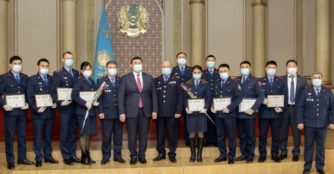 Qala ákimi tártip saqshylarymen kezdesti