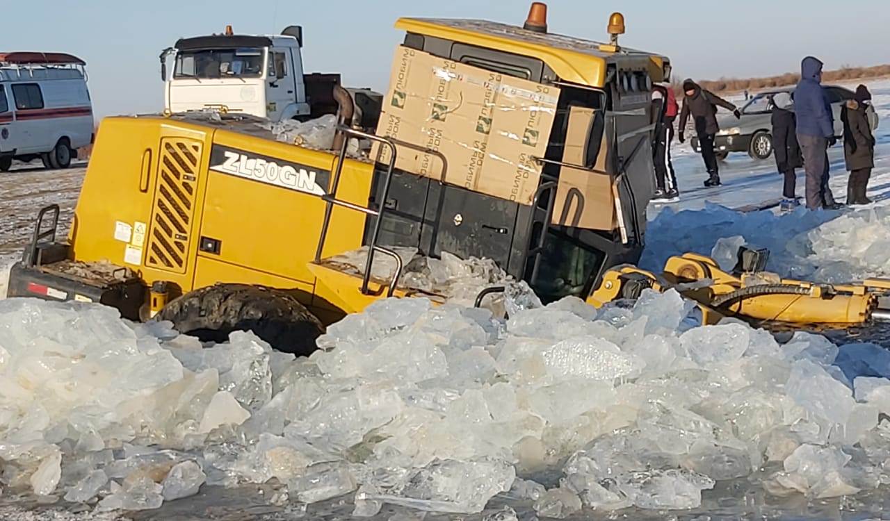 Atyraýda kanalǵa batqan júk tıegish kólik shyǵaryldy