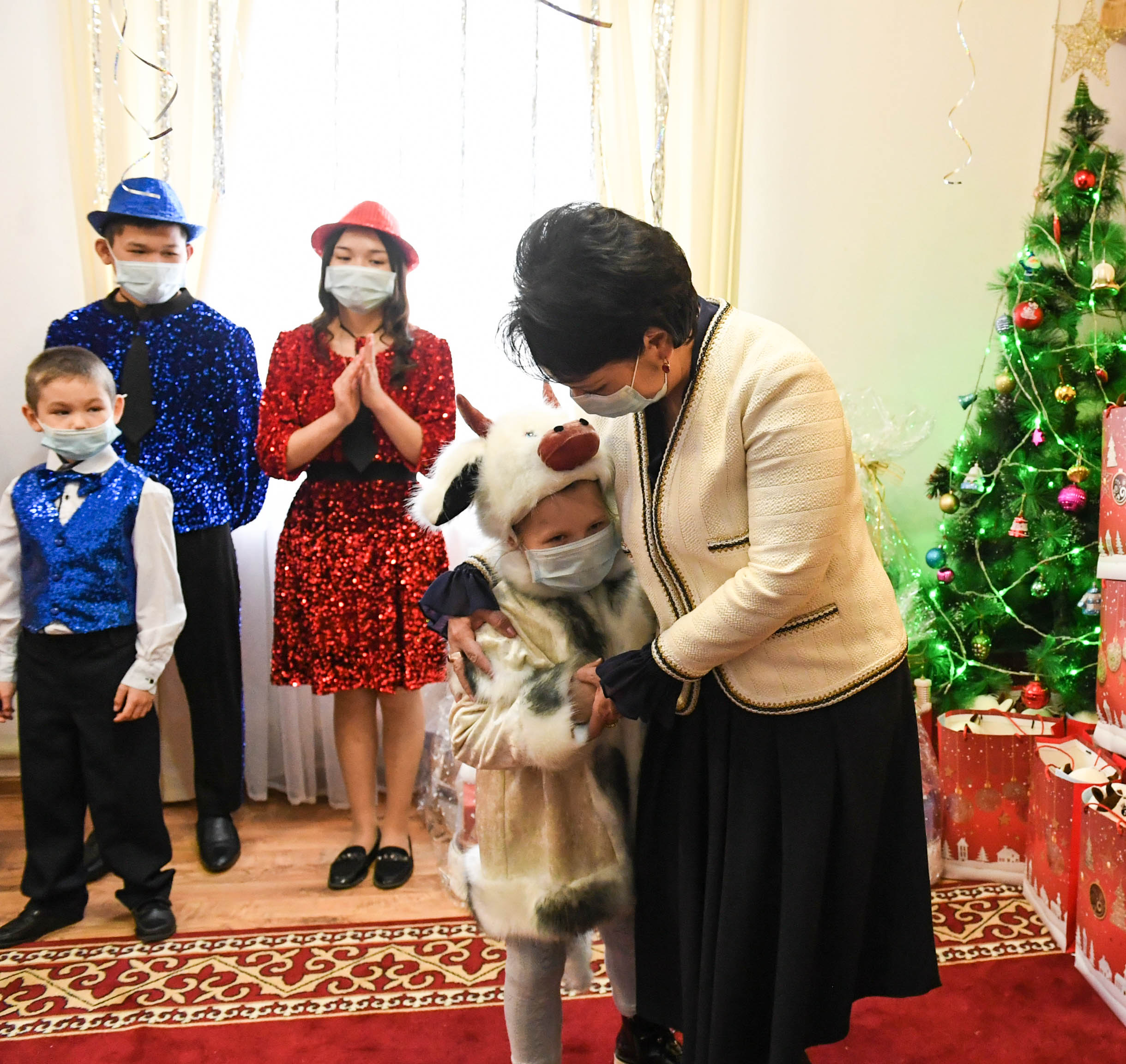 Gúlshara Ábdiqalyqova balalar aýylyna bardy