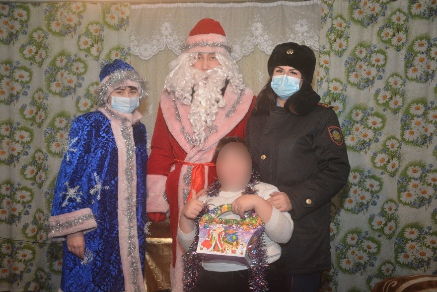 Polısııa múmkindigi shekteýli balalarǵa syılyqtar tabystady