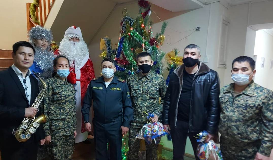 Oralda ulandyqtar balalarǵa jańajyldyq syılyq taratty